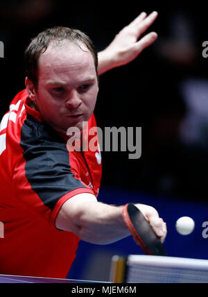 Halmstad, Suède. 4 mai, 2018. Paul Drinkhall d'Angleterre renvoie la balle à Kristian Karlsson de Suède au cours de la Men's group 2018 match quart à la World Team Tennis de Table championnats en Halmstad, Suède, le 4 mai 2018. Credit : Ye Pingfan/Xinhua/Alamy Live News Banque D'Images