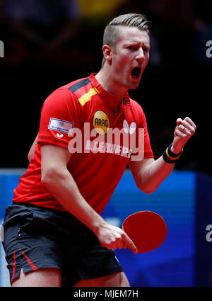 Halmstad, Suède. 4 mai, 2018. Ruwen Filus d'Allemagne réagit au cours du match quart de groupe hommes contre Eric Jouti du Brésil à la 2018 World Team Tennis de Table championnats en Halmstad, Suède, le 4 mai 2018. Credit : Ye Pingfan/Xinhua/Alamy Live News Banque D'Images