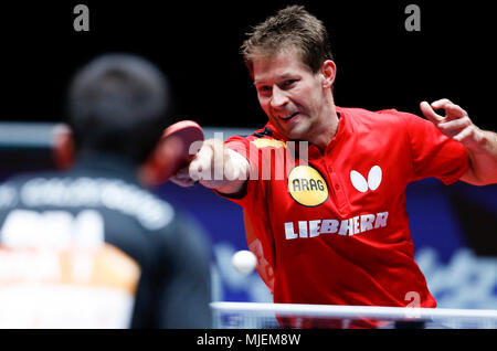 Halmstad, Suède. 4 mai, 2018. Bastian Steger de l'Allemagne renvoie la balle à Hugo Calderano du Brésil au cours de la Men's group 2018 match quart à la World Team Tennis de Table championnats en Halmstad, Suède, le 4 mai 2018. Credit : Ye Pingfan/Xinhua/Alamy Live News Banque D'Images