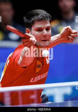 Halmstad, Suède. 4 mai, 2018. Dimitrij Ovtcharov de l'Allemagne renvoie la balle à Gustavo Tsuboi du Brésil au cours de la Men's group 2018 match quart à la World Team Tennis de Table championnats en Halmstad, Suède, le 4 mai 2018. Credit : Ye Pingfan/Xinhua/Alamy Live News Banque D'Images