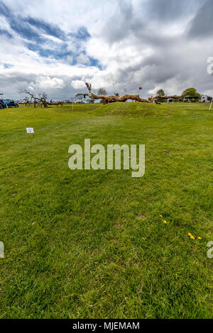 Le Gloucestershire, Royaume-Uni. 4 mai, 2018. 16h30 Vendredi 4 mai 2018 : en général un jour de Badminton plus détendue les trois comme dévot à pied le cours de dressage, regarder et se détendre. Badminton Horse Trials, Gloucestershire. Crédit : David Broadbent/Alamy Live News Banque D'Images