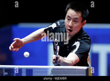 Halmstad, Suède. 4 mai, 2018. Gustavo Tsuboi du Brésil renvoie la balle à Dimitrij Ovtcharov de l'Allemagne au cours de la Men's group 2018 match quart à la World Team Tennis de Table championnats en Halmstad, Suède, le 4 mai 2018. Credit : Ye Pingfan/Xinhua/Alamy Live News Banque D'Images