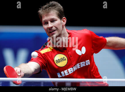 Halmstad, Suède. 4 mai, 2018. Bastian Steger de l'Allemagne renvoie la balle à Hugo Calderano du Brésil au cours de la Men's group 2018 match quart à la World Team Tennis de Table championnats en Halmstad, Suède, le 4 mai 2018. Credit : Ye Pingfan/Xinhua/Alamy Live News Banque D'Images