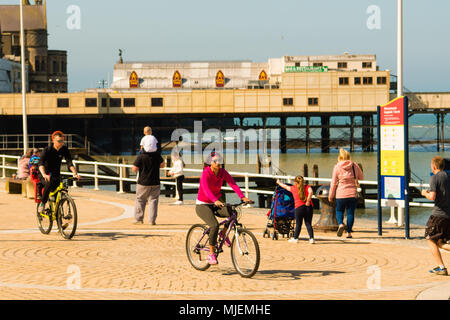 Pays de Galles Aberystwyth UK, samedi 05 mai 2018 UK Weather : les gens sur la promenade à Aberystwyth, Pays de Galles , appréciant le début de ce qui promet d'être très chaud et ensoleillé peut jour férié. Les températures dans le sud-est de la France devrait atteindre plus de 26ºC, briser le record pour ce début du printemps bank holiday weekend Photo © Keith Morris / Alamy Live News Banque D'Images