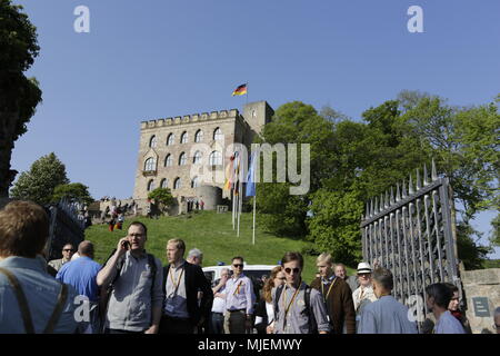 Neustadt, Allemagne. 5 mai 2018. Les gens en dehors de la file d'Haibach château d'y entrer pour le nouveau festival de Hambach. Le nouveau festival de Hambach, organisé par national-conservateur et les membres de la nouvelle droite, a eu lieu au château de Hambach. Organisé par la controverse Union chrétienne-démocrate d'Allemagne) membre et alternative pour l'Allemagne) Max Otte, sympathisant il voit la controverse des conférenciers tels que Thilo Sarrazin, Vera Lengsfeld fédéral et porte-parole de l'AfD Jorg Meuthen. Crédit : Michael Debets/Alamy Live News Banque D'Images