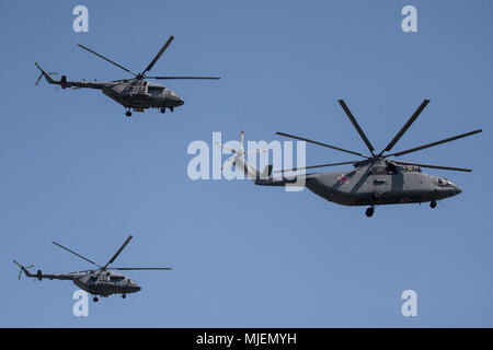 Moscou, Russie. 4 mai, 2018. Force aérienne russe Mil Mi-26 d'un hélicoptère de transport lourd et Mil Mi-8 d'hélicoptères de combat voler en formation lors d'une répétition de la prochaine fête de la Victoire air show marquant le 73e anniversaire de la victoire sur l'Allemagne nazie dans la Grande Guerre Patriotique 1941-1945, le Front de l'Est de la Seconde Guerre mondiale. Credit : Victor/Vytolskiy Alamy Live News Banque D'Images