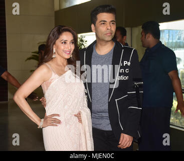 Mumbai, Inde. 4 mai, 2018. Madhuri Dixit l'actrice du film indien et Karan Johar Directeur présent à la remorque lancement de Marathi film 'Bucket List" au Cinepolis, Juhu à Mumbai. Credit : Azhar Khan SOPA/Images/ZUMA/Alamy Fil Live News Banque D'Images