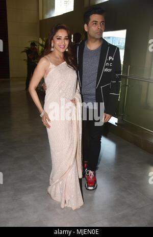 Mumbai, Inde. 4 mai, 2018. Madhuri Dixit l'actrice du film indien et Karan Johar Directeur présent à la remorque lancement de Marathi film 'Bucket List" au Cinepolis, Juhu à Mumbai. Credit : Azhar Khan SOPA/Images/ZUMA/Alamy Fil Live News Banque D'Images