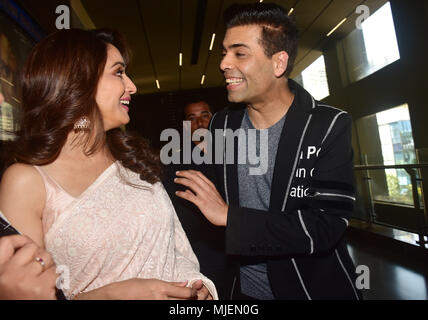 Mumbai, Inde. 4 mai, 2018. Madhuri Dixit l'actrice du film indien et Karan Johar Directeur présent à la remorque lancement de Marathi film 'Bucket List" au Cinepolis, Juhu à Mumbai. Credit : Azhar Khan SOPA/Images/ZUMA/Alamy Fil Live News Banque D'Images