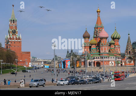 Moscou, Russie. 4 mai, 2018. Force aérienne russe d'avions de transport militaire Il-76 voler en formation lors d'une répétition de la prochaine fête de la Victoire air show marquant le 73e anniversaire de la victoire sur l'Allemagne nazie dans la Grande Guerre Patriotique 1941-1945, le Front de l'Est de la Seconde Guerre mondiale. Credit : Victor/Vytolskiy Alamy Live News Banque D'Images