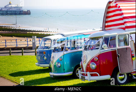 Eastbourne, East Sussex, UK. 5 mai 2018. Une sélection de plus de 500 voitures, d'autobus et d'autres cycles à moteur classique et de véhicules sont exhibés sur la pelouse de l'ouest de cette belle ville balnéaire avec un soleil printanier. Le magnifique Motors événement annuel est l'un des plus grands événements de moto libre dans le sud de l'Angleterre. Banque D'Images