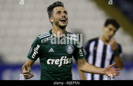 Lima, Pérou. 06Th Mai, 2018. Palmeiras SE Hyoran playelebrates&#  pla son but contre Alianza Lima C&ama&# 3m'durinuring équipe au cinquième tour de la Copa à Libertadoradores Alejandro Villanueva Stadium. Credit : Cesar Greco/FotoArena/Alamy Live News Banque D'Images