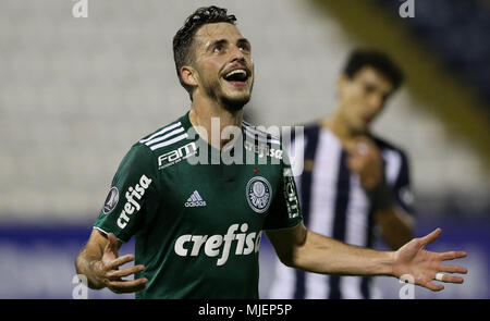 Lima, Pérou. 06Th Mai, 2018. Palmeiras SE Hyoran playelebrates&#  pla son but contre Alianza Lima C&ama&# 3m'durinuring équipe au cinquième tour de la Copa à Libertadoradores Alejandro Villanueva Stadium. Credit : Cesar Greco/FotoArena/Alamy Live News Banque D'Images