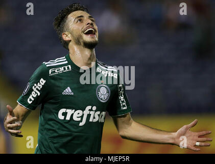 Lima, Pérou. 06Th Mai, 2018. Palmeiras SE Hyoran playelebrates&#  pla son but contre Alianza Lima C&ama&# 3m'durinuring équipe au cinquième tour de la Copa à Libertadoradores Alejandro Villanueva Stadium. Credit : Cesar Greco/FotoArena/Alamy Live News Banque D'Images