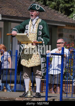 Bromyard, UK. 5 mai, 2018. L'Bromyard Crieurs la concurrence qui s'est tenue le 5 mai 2018 dans Bromyard, Herefordshire. UK. Seulement 8 concurrents de villes autour de la Grande-Bretagne a participé cette année - les chiffres sont en diminution comme les crieurs publics grandissent sans sang neuf pour les remplacer. Crédit : Richard Sheppard/Alamy Live News Banque D'Images