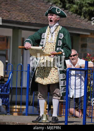 Bromyard, UK. 5 mai, 2018. L'Bromyard Crieurs la concurrence qui s'est tenue le 5 mai 2018 dans Bromyard, Herefordshire. UK. Seulement 8 concurrents de villes autour de la Grande-Bretagne a participé cette année - les chiffres sont en diminution comme les crieurs publics grandissent sans sang neuf pour les remplacer. Crédit : Richard Sheppard/Alamy Live News Banque D'Images