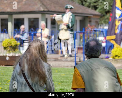 Bromyard, UK. 5 mai, 2018. L'Bromyard Crieurs la concurrence qui s'est tenue le 5 mai 2018 dans Bromyard, Herefordshire. UK. Seulement 8 concurrents de villes autour de la Grande-Bretagne a participé cette année - les chiffres sont en diminution comme les crieurs publics grandissent sans sang neuf pour les remplacer. Crédit : Richard Sheppard/Alamy Live News Banque D'Images