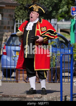 Bromyard, UK. 5 mai, 2018. L'Bromyard Crieurs la concurrence qui s'est tenue le 5 mai 2018 dans Bromyard, Herefordshire. UK. Seulement 8 concurrents de villes autour de la Grande-Bretagne a participé cette année - les chiffres sont en diminution comme les crieurs publics grandissent sans sang neuf pour les remplacer. Crédit : Richard Sheppard/Alamy Live News Banque D'Images