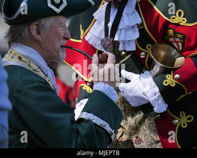 Bromyard, UK. 5 mai, 2018. L'Bromyard Crieurs la concurrence qui s'est tenue le 5 mai 2018 dans Bromyard, Herefordshire. UK. Seulement 8 concurrents de villes autour de la Grande-Bretagne a participé cette année - les chiffres sont en diminution comme les crieurs publics grandissent sans sang neuf pour les remplacer. Crédit : Richard Sheppard/Alamy Live News Banque D'Images