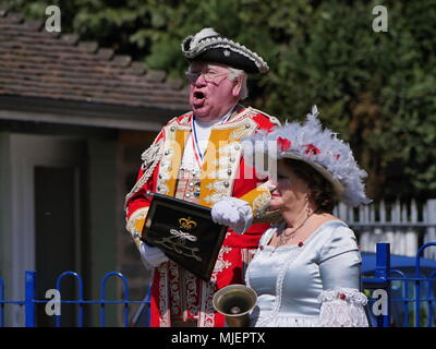 Bromyard, UK. 5 mai, 2018. L'Bromyard Crieurs la concurrence qui s'est tenue le 5 mai 2018 dans Bromyard, Herefordshire. UK. Seulement 8 concurrents de villes autour de la Grande-Bretagne a participé cette année - les chiffres sont en diminution comme les crieurs publics grandissent sans sang neuf pour les remplacer. Crédit : Richard Sheppard/Alamy Live News Banque D'Images