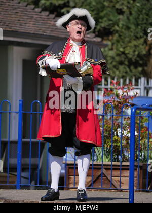 Bromyard, UK. 5 mai, 2018. L'Bromyard Crieurs la concurrence qui s'est tenue le 5 mai 2018 dans Bromyard, Herefordshire. UK. Seulement 8 concurrents de villes autour de la Grande-Bretagne a participé cette année - les chiffres sont en diminution comme les crieurs publics grandissent sans sang neuf pour les remplacer. Crédit : Richard Sheppard/Alamy Live News Banque D'Images