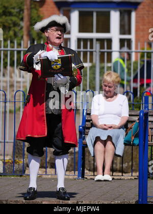 Bromyard, UK. 5 mai, 2018. L'Bromyard Crieurs la concurrence qui s'est tenue le 5 mai 2018 dans Bromyard, Herefordshire. UK. Seulement 8 concurrents de villes autour de la Grande-Bretagne a participé cette année - les chiffres sont en diminution comme les crieurs publics grandissent sans sang neuf pour les remplacer. Crédit : Richard Sheppard/Alamy Live News Banque D'Images