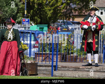 Bromyard, UK. 5 mai, 2018. L'Bromyard Crieurs la concurrence qui s'est tenue le 5 mai 2018 dans Bromyard, Herefordshire. UK. Seulement 8 concurrents de villes autour de la Grande-Bretagne a participé cette année - les chiffres sont en diminution comme les crieurs publics grandissent sans sang neuf pour les remplacer. Crédit : Richard Sheppard/Alamy Live News Banque D'Images