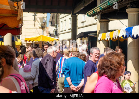 Stroud, Gloucestershire, Royaume-Uni. 5 mai 2018. Les gens sont attirés à Stroud marché sur un printemps chaud samedi matin Crédit : Mr Standfast/Alamy Live News Banque D'Images