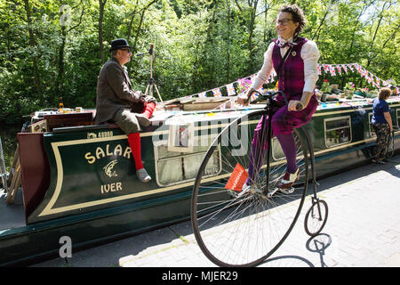 Londres, Royaume-Uni. 5 mai, 2018. Plus de 500 cyclistes portant des vestes de tweed, plus deux, clubs, bouchons plats, brogues et autres engins vélo période ride le long de la Regent's Canal sur un parcours de douze milles à travers le centre de Londres à l'occasion du 10e anniversaire édition du Tweed en lien avec le canal et rivière la confiance. Credit : Mark Kerrison/Alamy Live News Banque D'Images