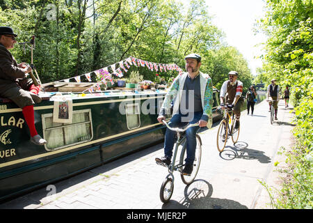 Londres, Royaume-Uni. 5 mai, 2018. Plus de 500 cyclistes portant des vestes de tweed, plus deux, clubs, bouchons plats, brogues et autres engins vélo période ride le long de la Regent's Canal sur un parcours de douze milles à travers le centre de Londres à l'occasion du 10e anniversaire édition du Tweed en lien avec le canal et rivière la confiance. Credit : Mark Kerrison/Alamy Live News Banque D'Images