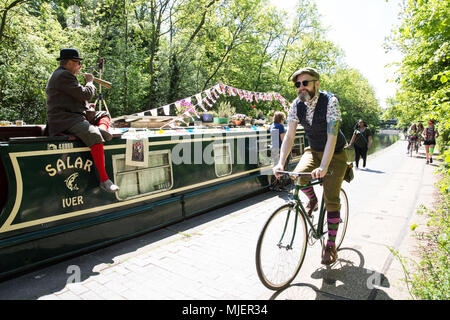 Londres, Royaume-Uni. 5 mai, 2018. Plus de 500 cyclistes portant des vestes de tweed, plus deux, clubs, bouchons plats, brogues et autres engins vélo période ride le long de la Regent's Canal sur un parcours de douze milles à travers le centre de Londres à l'occasion du 10e anniversaire édition du Tweed en lien avec le canal et rivière la confiance. Credit : Mark Kerrison/Alamy Live News Banque D'Images