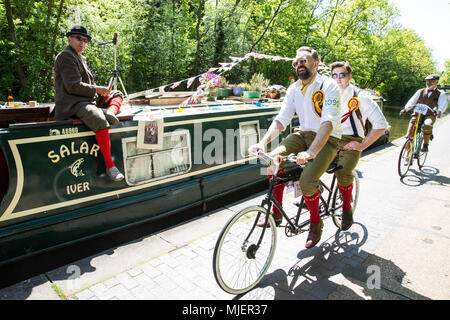 Londres, Royaume-Uni. 5 mai, 2018. Plus de 500 cyclistes portant des vestes de tweed, plus deux, clubs, bouchons plats, brogues et autres engins vélo période ride le long de la Regent's Canal sur un parcours de douze milles à travers le centre de Londres à l'occasion du 10e anniversaire édition du Tweed en lien avec le canal et rivière la confiance. Credit : Mark Kerrison/Alamy Live News Banque D'Images