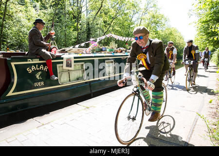 Londres, Royaume-Uni. 5 mai, 2018. Plus de 500 cyclistes portant des vestes de tweed, plus deux, clubs, bouchons plats, brogues et autres engins vélo période ride le long de la Regent's Canal sur un parcours de douze milles à travers le centre de Londres à l'occasion du 10e anniversaire édition du Tweed en lien avec le canal et rivière la confiance. Credit : Mark Kerrison/Alamy Live News Banque D'Images