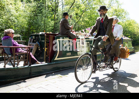 Londres, Royaume-Uni. 5 mai, 2018. Plus de 500 cyclistes portant des vestes de tweed, plus deux, clubs, bouchons plats, brogues et autres engins vélo période ride le long de la Regent's Canal sur un parcours de douze milles à travers le centre de Londres à l'occasion du 10e anniversaire édition du Tweed en lien avec le canal et rivière la confiance. Credit : Mark Kerrison/Alamy Live News Banque D'Images