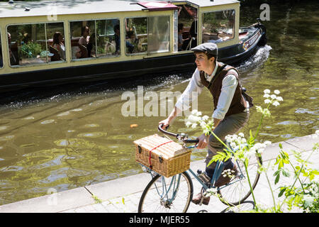 Londres, Royaume-Uni. 5 mai, 2018. Plus de 500 cyclistes portant des vestes de tweed, plus deux, clubs, bouchons plats, brogues et autres engins vélo période ride le long de la Regent's Canal sur un parcours de douze milles à travers le centre de Londres à l'occasion du 10e anniversaire édition du Tweed en lien avec le canal et rivière la confiance. Credit : Mark Kerrison/Alamy Live News Banque D'Images