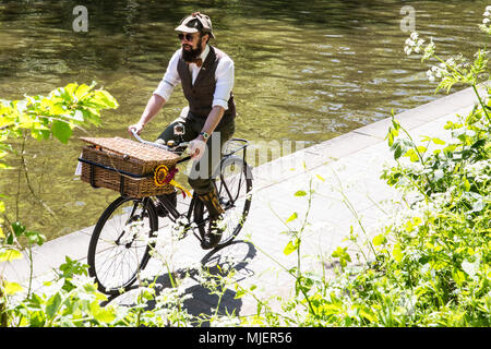 Londres, Royaume-Uni. 5 mai, 2018. Plus de 500 cyclistes portant des vestes de tweed, plus deux, clubs, bouchons plats, brogues et autres engins vélo période ride le long de la Regent's Canal sur un parcours de douze milles à travers le centre de Londres à l'occasion du 10e anniversaire édition du Tweed en lien avec le canal et rivière la confiance. Credit : Mark Kerrison/Alamy Live News Banque D'Images