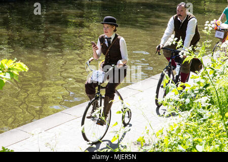 Londres, Royaume-Uni. 5 mai, 2018. Plus de 500 cyclistes portant des vestes de tweed, plus deux, clubs, bouchons plats, brogues et autres engins vélo période ride le long de la Regent's Canal sur un parcours de douze milles à travers le centre de Londres à l'occasion du 10e anniversaire édition du Tweed en lien avec le canal et rivière la confiance. Credit : Mark Kerrison/Alamy Live News Banque D'Images