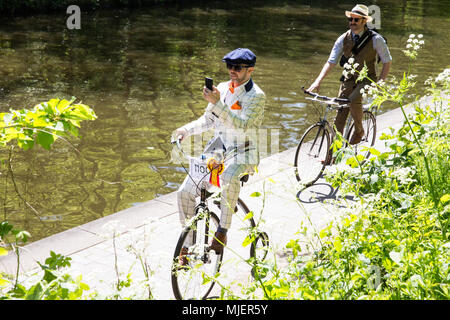 Londres, Royaume-Uni. 5 mai, 2018. Plus de 500 cyclistes portant des vestes de tweed, plus deux, clubs, bouchons plats, brogues et autres engins vélo période ride le long de la Regent's Canal sur un parcours de douze milles à travers le centre de Londres à l'occasion du 10e anniversaire édition du Tweed en lien avec le canal et rivière la confiance. Credit : Mark Kerrison/Alamy Live News Banque D'Images