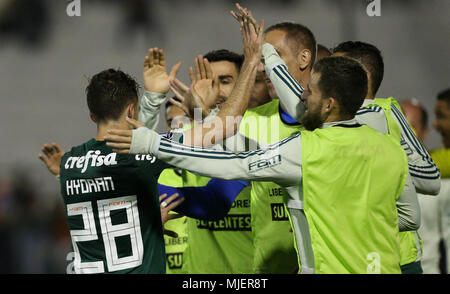 Lima, Pérou. 06Th Mai, 2018. Palmeiras SE Hyoran playelebrates&#  pla son but contre Alianza Lima C&ama&# 3m'durinuring équipe au cinquième tour de la Copa à Libertadoradores Alejandro Villanueva Stadium. Credit : Cesar Greco/FotoArena/Alamy Live News Banque D'Images