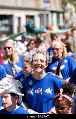 Hereford, Herefordshire, UK - Samedi 5 Mai 2018 - La parade de carnaval de la rivière passe à travers la ville, en route vers la rivière Wye sur une journée très chaude et ensoleillée avec des températures jusqu'à 21c. Photo Steven Mai / Alamy Live News Banque D'Images