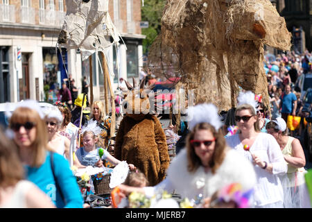 Hereford, Herefordshire, UK - Samedi 5 Mai 2018 - La parade de carnaval de la rivière passe à travers la ville, en route vers la rivière Wye sur une journée très chaude et ensoleillée avec des températures jusqu'à 21c. Photo Steven Mai / Alamy Live News Banque D'Images