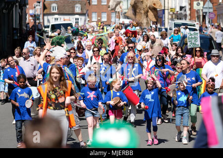 Hereford, Herefordshire, UK - Samedi 5 Mai 2018 - La parade de carnaval de la rivière passe à travers la ville, en route vers la rivière Wye sur une journée très chaude et ensoleillée avec des températures jusqu'à 21c. Photo Steven Mai / Alamy Live News Banque D'Images