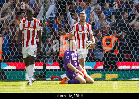 Stoke-on-Trent, Royaume-Uni. 5 mai, 2018. Kurt Zouma de Stoke City, Jack Butland de Stoke City et Erik Pieters de Stoke City look abattus après leur côté concéder leur deuxième objectif de faire le score de 1-2 lors de la Premier League match entre Stoke City et Crystal Palace Stadium à Bet365 le 5 mai 2018 à Stoke-on-Trent, en Angleterre. (Photo de Daniel Chesterton/phcimages.com) : PHC Crédit Images/Alamy Live News Banque D'Images