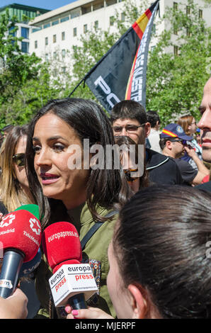 Madrid, Espagne. Le 5 mai, 2018. Les médias de masse de la police espagnole de l'homme exigeant et salarial salaire dans la Plaza de España, Madrid Avec Begoña Villacís de Ciudadanos politicien, Espagne, le 5 mai 2018. Credit : Enrique Davó/Alamy Live News. Banque D'Images