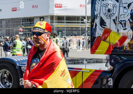 Madrid, Espagne. Le 5 mai, 2018. Les médias de masse de la police espagnole de l'homme exigeant et salarial salaire dans la Plaza de España, Madrid, Espagne, le 5 mai 2018. Credit : Enrique Davó/Alamy Live News. Banque D'Images