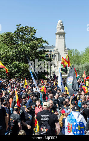 Madrid, Espagne. Le 5 mai, 2018. Les médias de masse de la police espagnole de l'homme exigeant et salarial salaire dans la Plaza de España, Madrid, Espagne, le 5 mai 2018. Credit : Enrique Davó/Alamy Live News. Banque D'Images