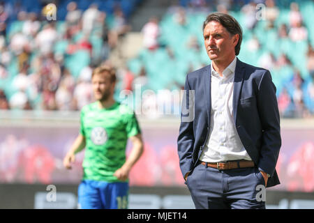 05 mai 2018, l'Allemagne, Leipzig, football, Bundesliga, 33e jour de jouer, RB Leipzig vs VfL Wolfsburg lors du Red Bull Arena : Bruno Labbadia entraîneur de Wolfsburg est sur la touche. Photo : Jan Woitas/dpa-Zentralbild/DPA - AVIS IMPORTANT : En raison de la Ligue allemande de football (DFL)·s règlement d'accréditation, la publication et la redistribution en ligne et dans les médias en ligne est limité pendant le match à 15 images par match Banque D'Images