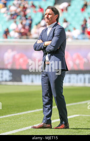 05 mai 2018, l'Allemagne, Leipzig, football, Bundesliga, 33e jour de jouer, RB Leipzig vs VfL Wolfsburg lors du Red Bull Arena : Bruno Labbadia entraîneur de Wolfsburg est sur la touche. Photo : Jan Woitas/dpa-Zentralbild/DPA - AVIS IMPORTANT : En raison de la Ligue allemande de football (DFL)·s règlement d'accréditation, la publication et la redistribution en ligne et dans les médias en ligne est limité pendant le match à 15 images par match Banque D'Images