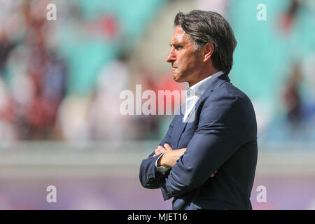 05 mai 2018, l'Allemagne, Leipzig, football, Bundesliga, 33e jour de jouer, RB Leipzig vs VfL Wolfsburg lors du Red Bull Arena : Bruno Labbadia entraîneur de Wolfsburg est sur la touche. Photo : Jan Woitas/dpa-Zentralbild/DPA - AVIS IMPORTANT : En raison de la Ligue allemande de football (DFL)·s règlement d'accréditation, la publication et la redistribution en ligne et dans les médias en ligne est limité pendant le match à 15 images par match Banque D'Images