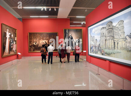 (180505) -- BEIJING, 5 mai 2018 (Xinhua) -- les gens regardent le marxisme l'art contemporain sur le thème des pièces présentées à 'La puissance de la vérité', une exposition marquant le 200e anniversaire de naissance de Karl Marx, au Musée national de Chine à Beijing, capitale de Chine, le 5 mai 2018. L'exposition a été ouverte ici le samedi. Il dispose de la vie de Marx, le marxisme le marxisme-sinicized et sur le thème de l'art contemporain (Xinhua/Liangkuai) Jin (LMM) Banque D'Images